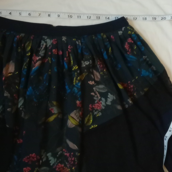BANANA REPUBLIC , FLORAL PLEATED SKIRT - BLACK AND BLUES, SIZE 8 - Picture 5 of 10
